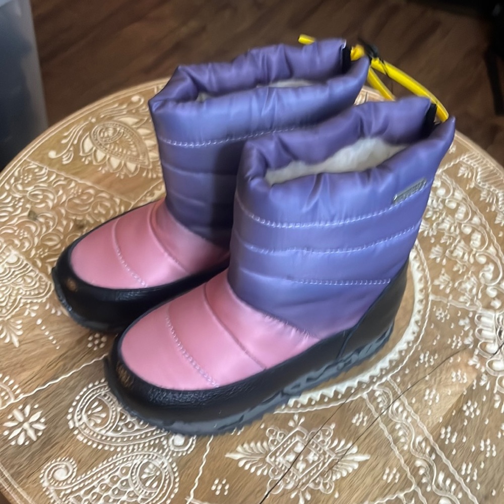 NWT Girl’s Emu Tarlo Puffy Boot, size 10 Girls, reference color is grape.
